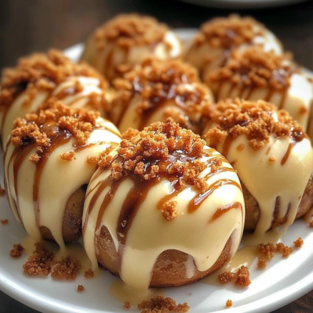 Mini Bundt Cakes with Cream Glaze and Crumble