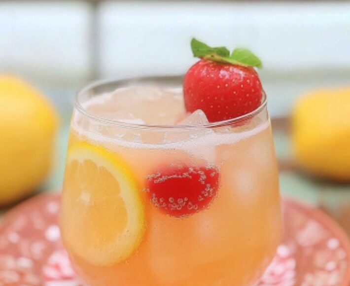 Sparkling Strawberry Lemonade Cocktail