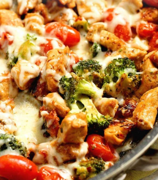 Cheesy Chicken and Broccoli Skillet